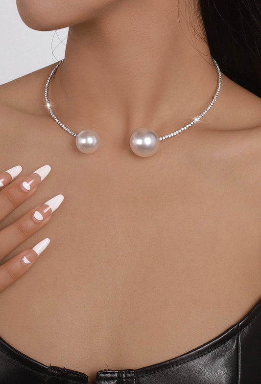 Elegante collar de perlas.